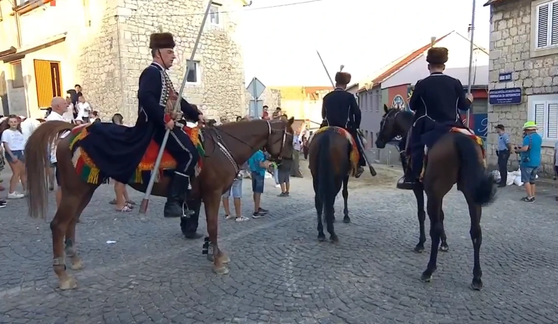 Bikić, Ivković i Zorica u pripetavanju