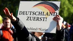 Nacistički pozdrav pristaše AfD-a na skupu u Berlinu 2022.