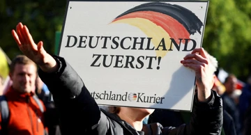 Nacistički pozdrav pristaše AfD-a na skupu u Berlinu 2022.