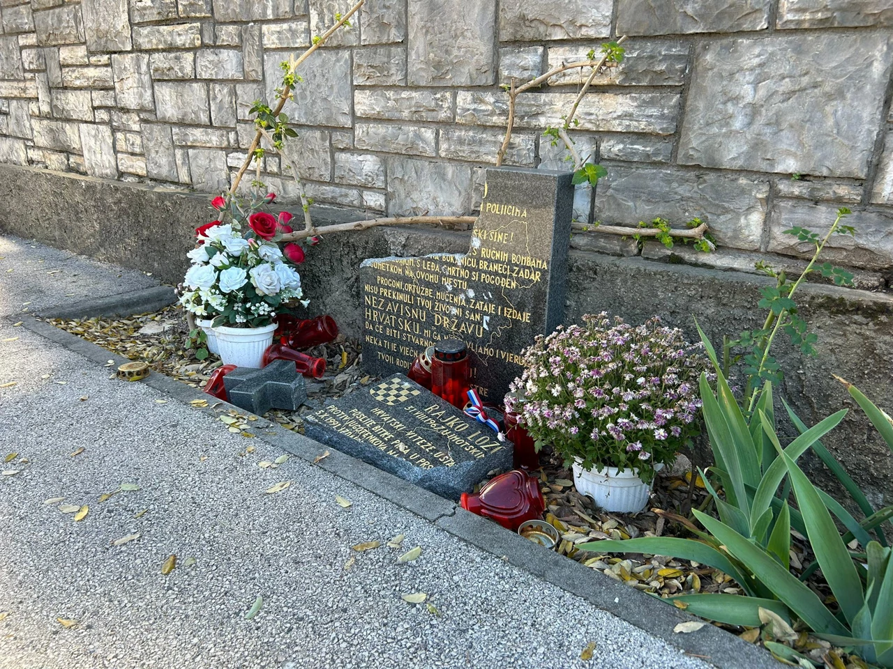 spomen ploča razbijena