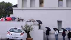  Od ranog jutra građani čekaju u redu na cijepljenje
