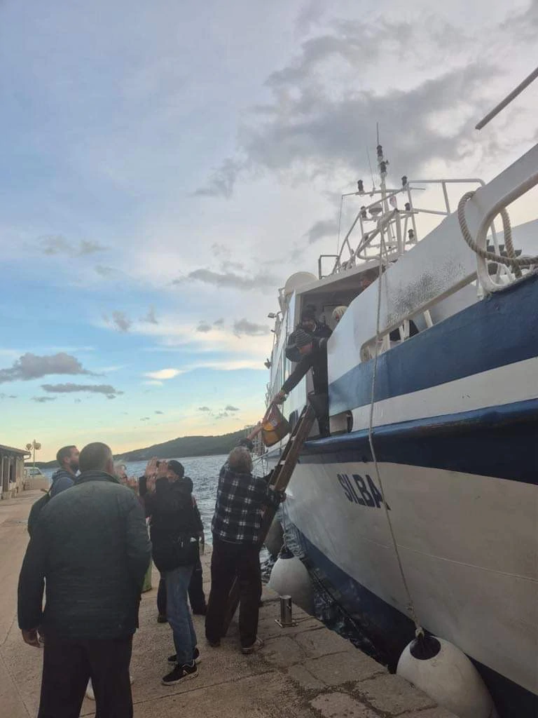 Jadrolinijin katamaran "Silba" udario u obalu; putnici iskrcani, Foto: HTV/HRT