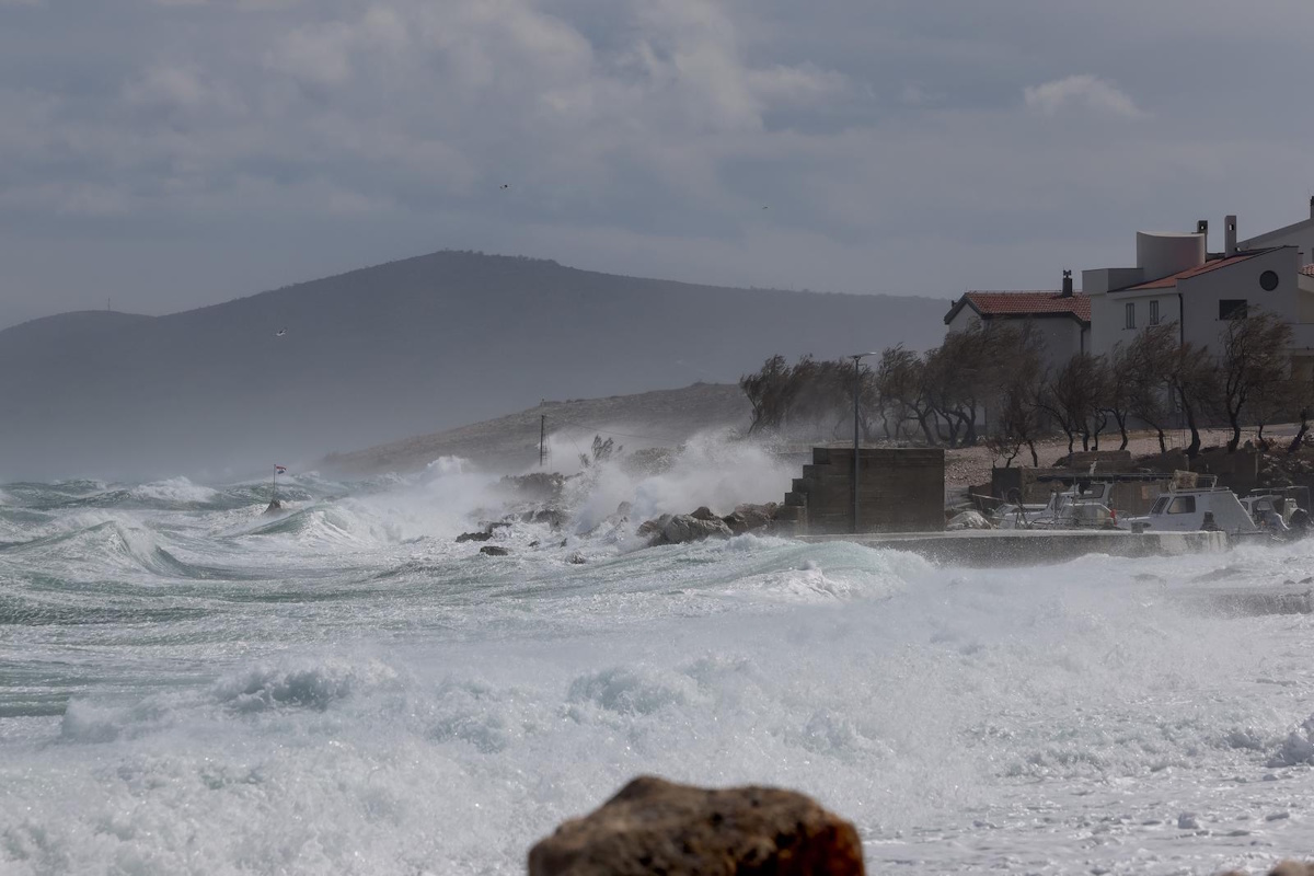 Stürmische Bora: Windböen von 172 km/h auf der Krk-Brücke, Anhänger hängt am Zaun. 1 pxl 010426 149393109 20260401173639