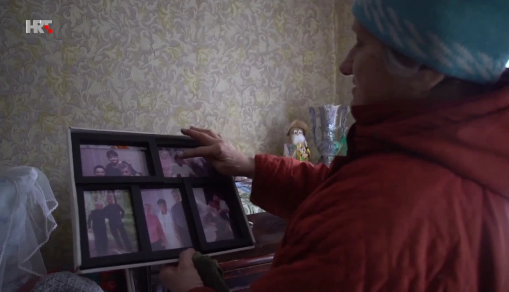 Anna Pylypivna pokazuje fotografije obitelji