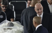 Predsjednik Fife Infantino pored lijesa, Foto: Ueslei Marcelino/REUTERS