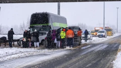 Sudar pet automobila i autobusa na A1