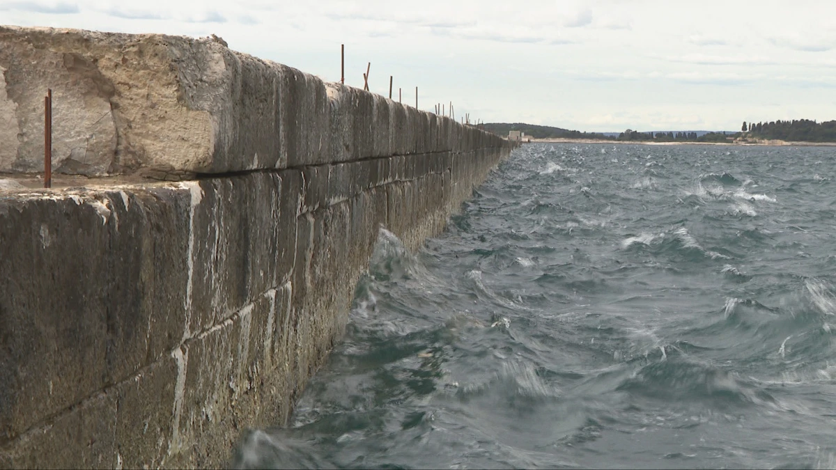 Obnova divovskog 110 godina starog pulskog lukobrana u tijeku