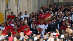 Tijelo pape Franje nosi se u lijesu u baziliku Svetog Petra u Vatikanu, Foto: Guglielmo Mangiapane/REUTERS
