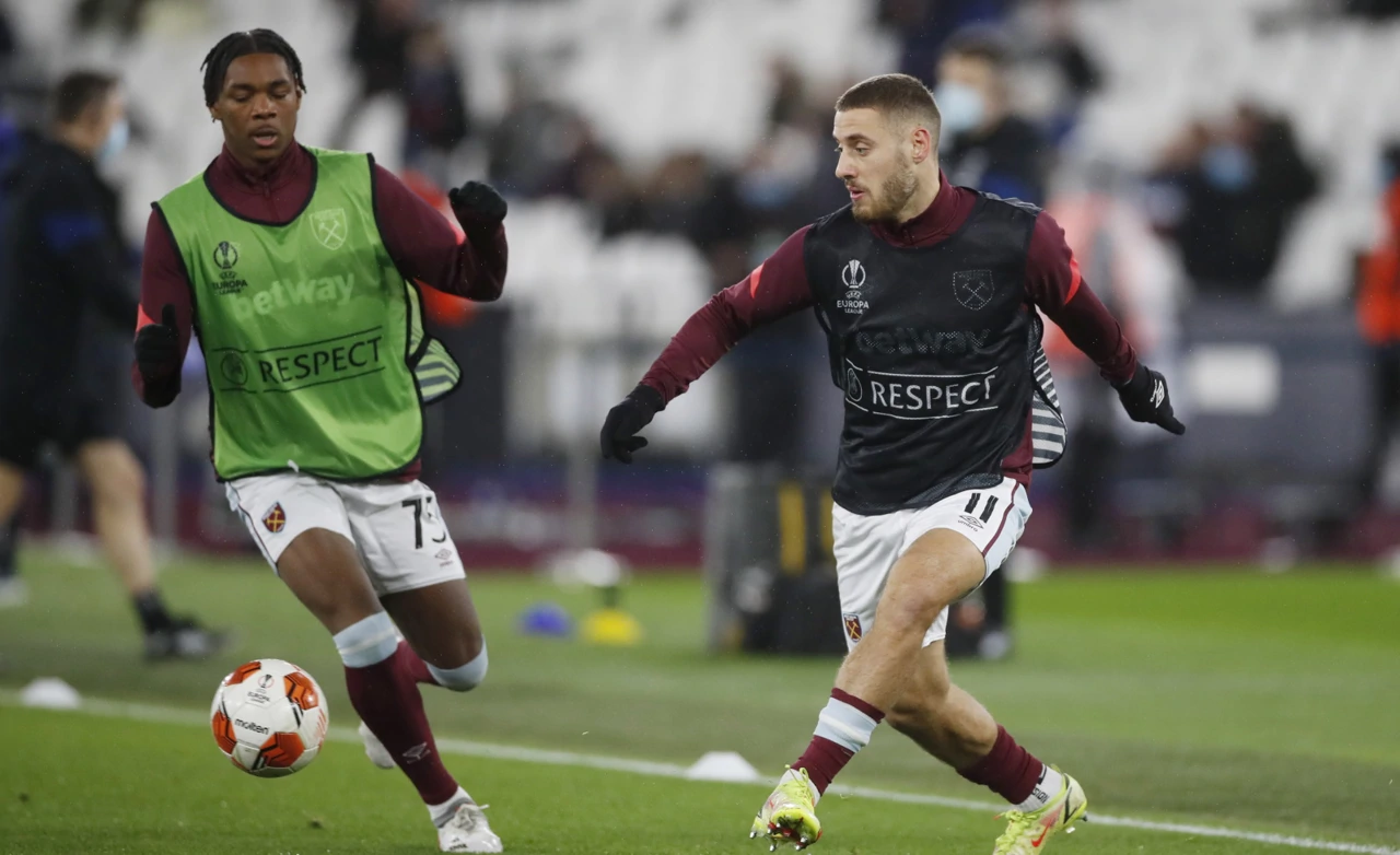 Nikola Vlašić i Jamal Baptiste na zagrijavanju