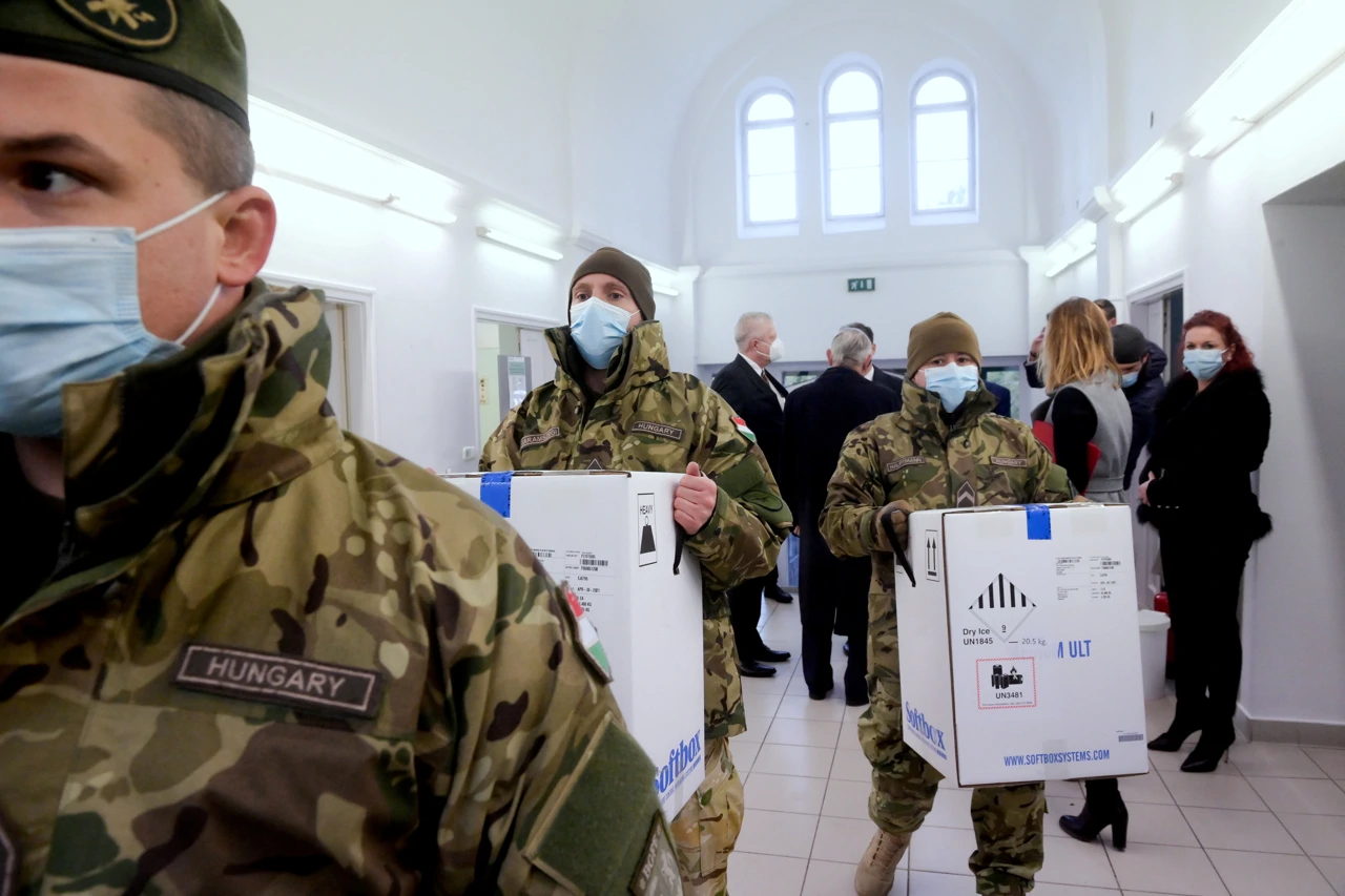 Vojnici donose cjepivo u Mađarskoj, Foto: Szilard Koszticsak/REUTERS