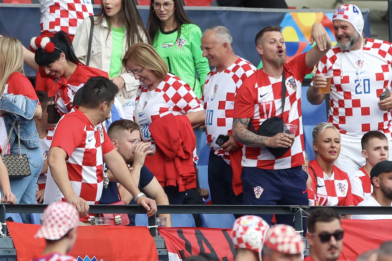 Obitelj Modrić na tribinama, Foto: Luka Stanzl/PIXSELL
