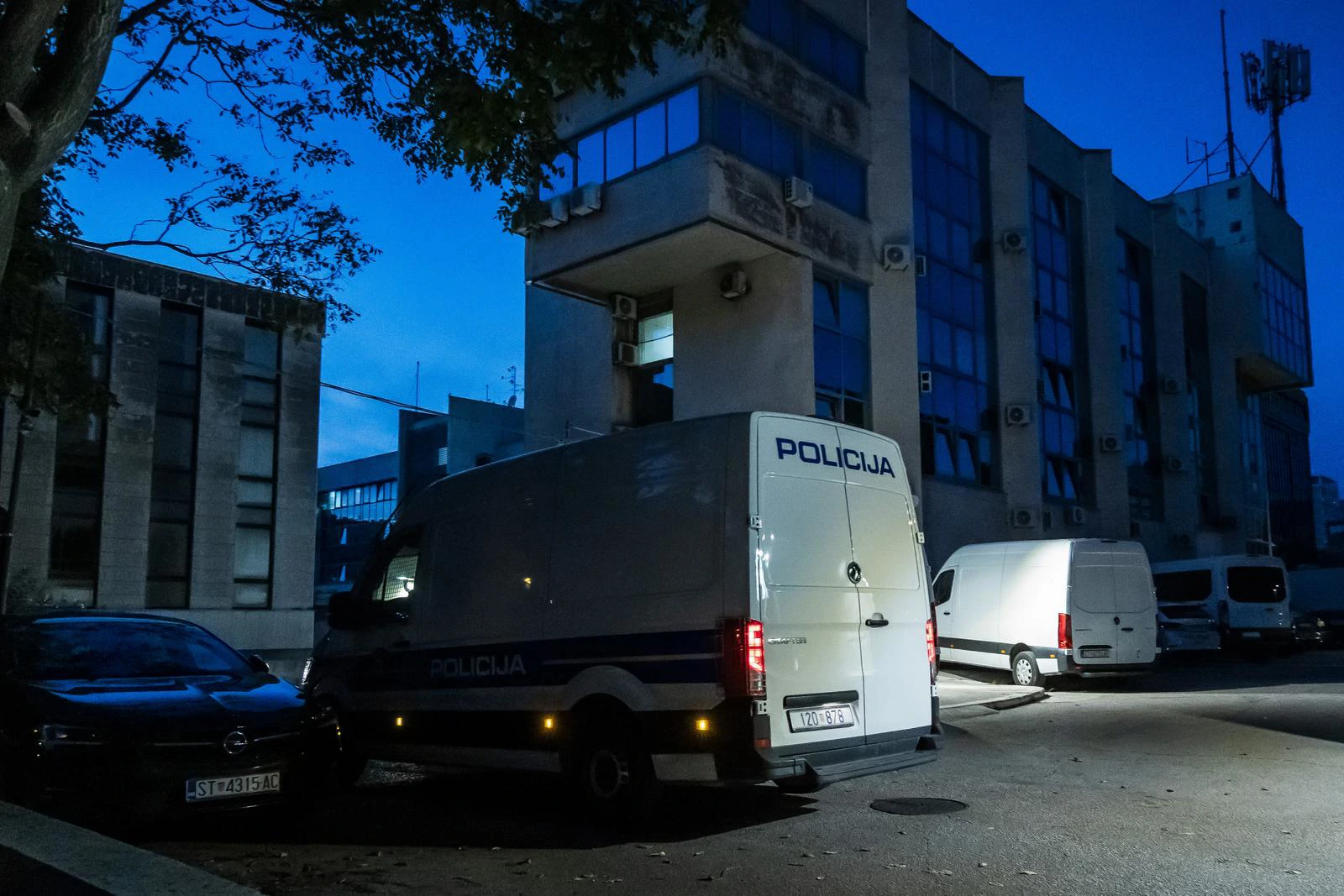 Nakon ispitivanja u splitskom državnom odvjetništvu, četvorica osumnjičenih dovedena su pred suca istrage Županijskog suda u Splitu