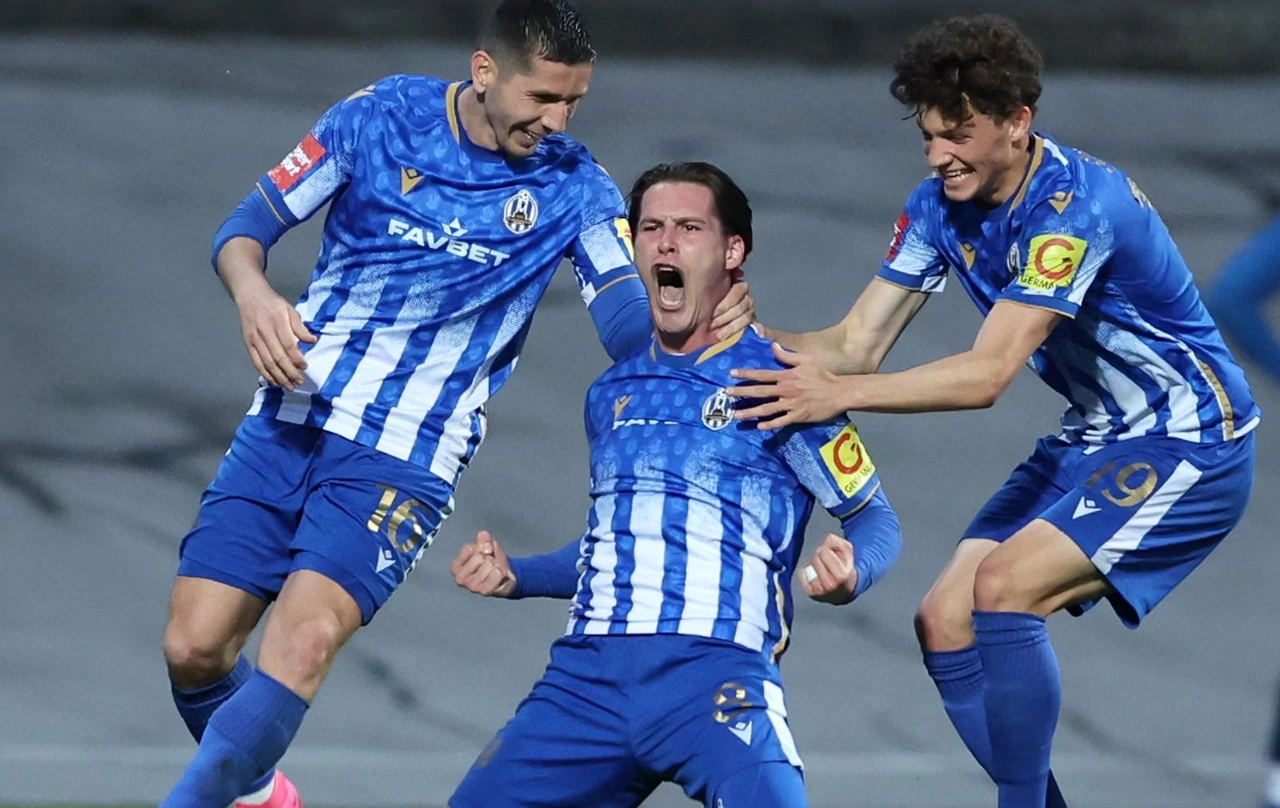 Robert Mudražija slavi pogodak sa suigračima, Foto: Sanjin Strukić/PIXSELL