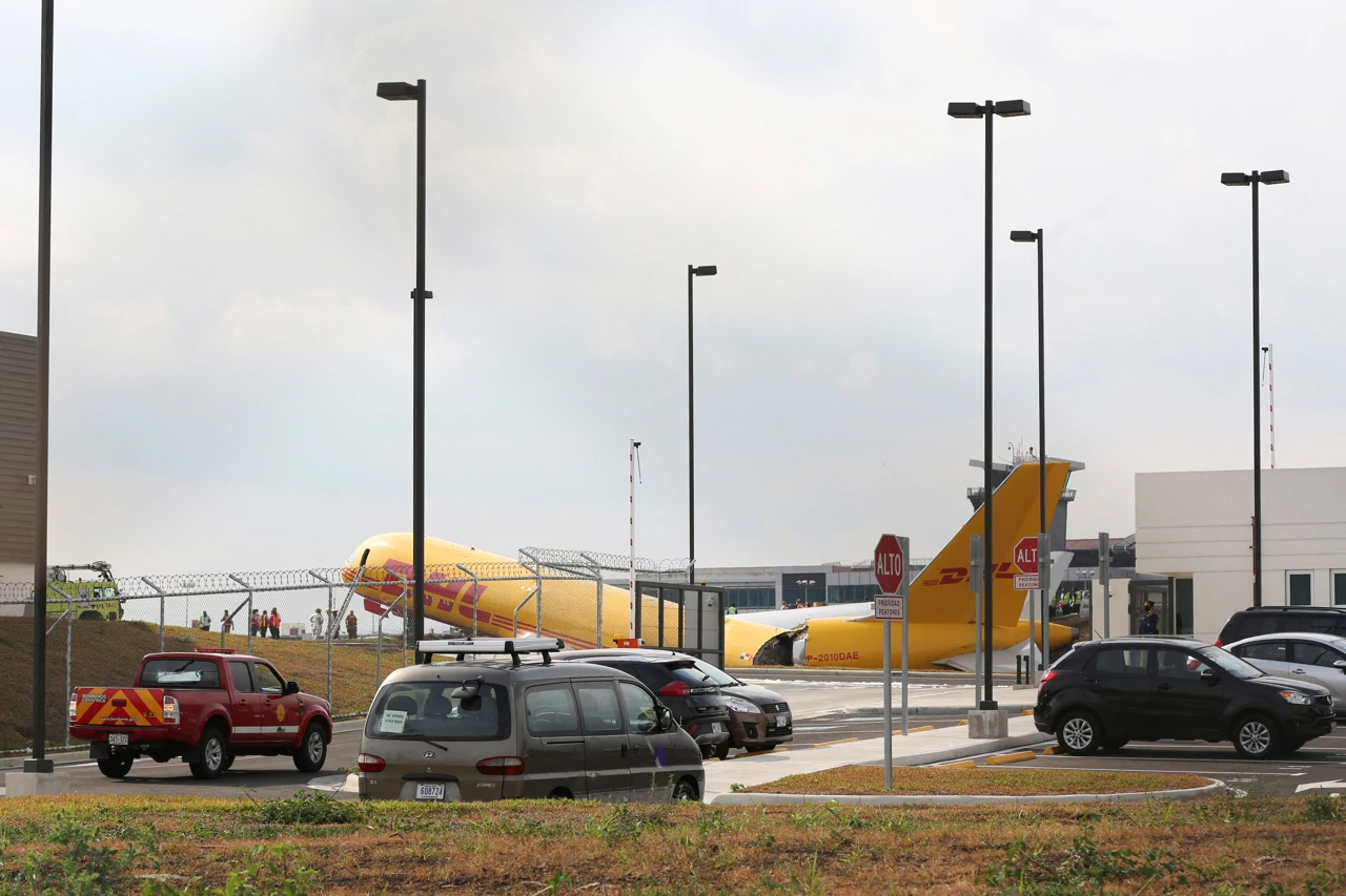 Teretni zrakoplov DHL-a prepolovio se tijekom prinudnog slijetanja , Foto: Mayela Lopez/ REUTERS