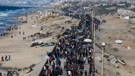 Premješteni Palestinci kreću se cestom prema sjeveru