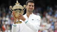 Novak Đoković s trofejom nakon osvajanja Wimbledona