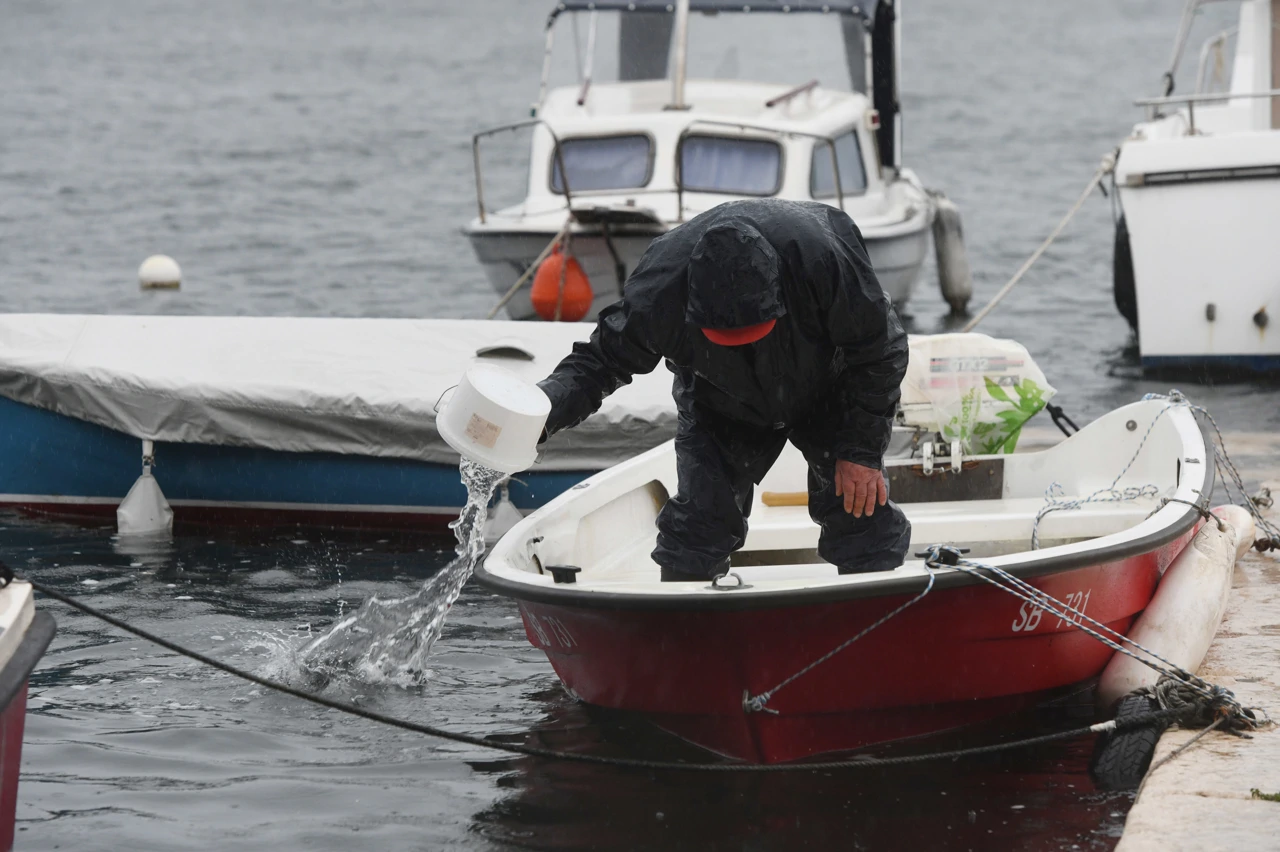Šibenik: U gradskoj četvrti Dolac zbog jake plime poplavljen je dio rive, Foto: Hrvoje Jelavic/Pixsell