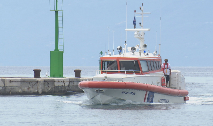 Brodice i helikopteri spašavaju živote ljudi na otocima