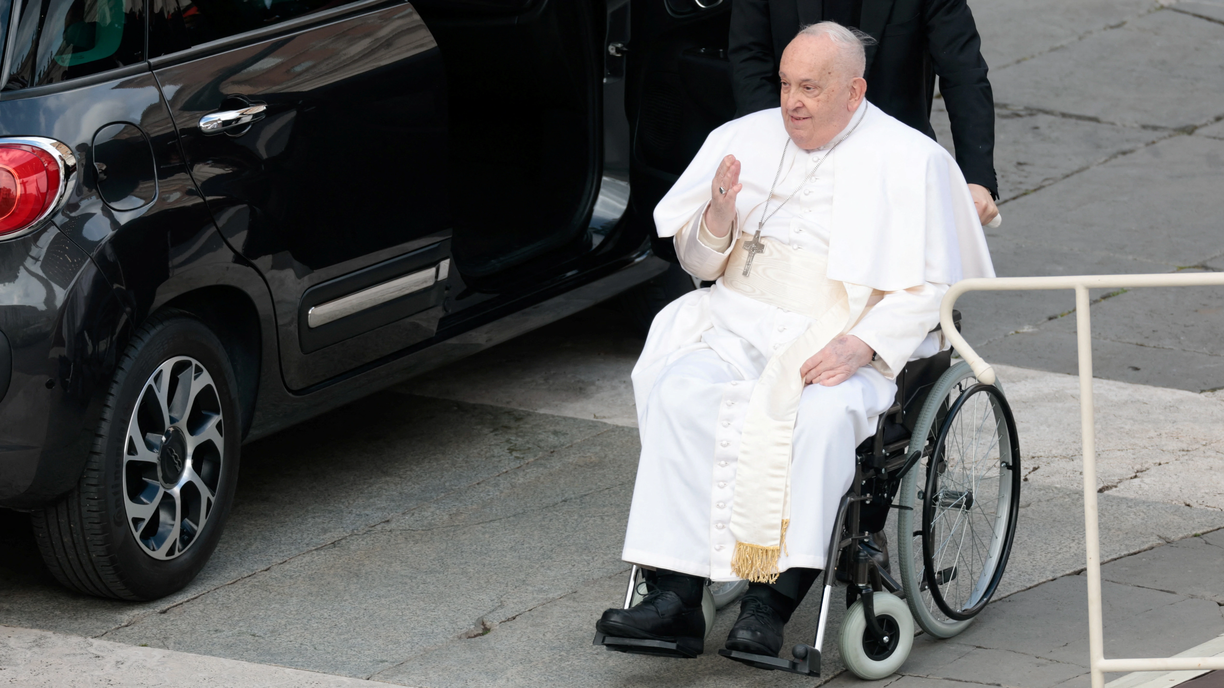 Papi Franji dijagnosticiran početak obostrane upale pluća