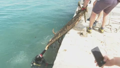 Izvlačenje otpada iz splitske Gradske luke