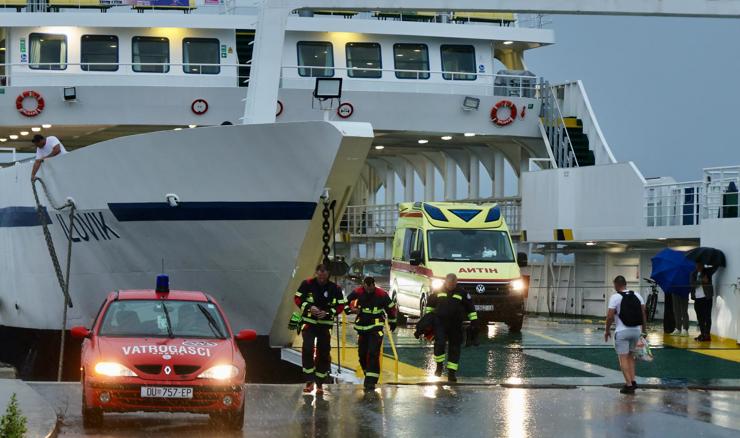 Borba s vatrenom stihijom na Korčuli, lakše ozlijeđen vatrogasac
