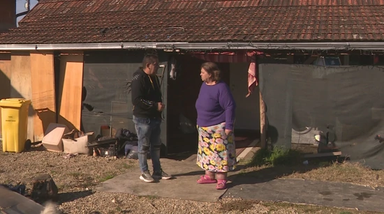 Obitelj Kalanjoš ispred kuće