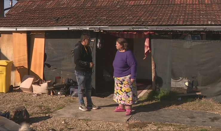 Obitelj Kalanjoš ispred kuće