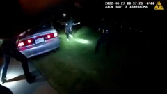 Jayland Walker izlazi iz auta i bježi prije nego je upucan 