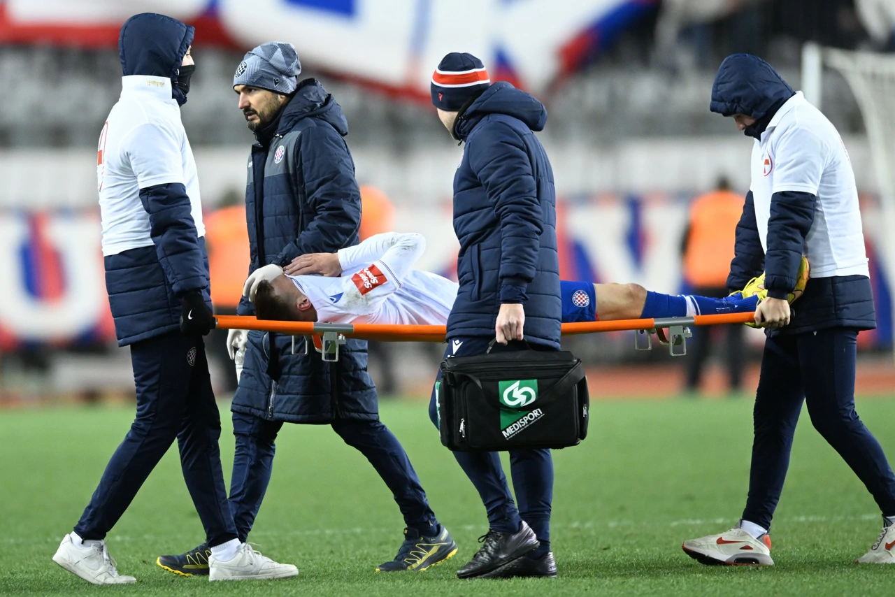 Sahitija iznose s terena na nosilima, Foto: Ante Cizmic/CROPIX