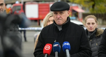 Ministar Branko Bačić ispred zgrade Vjesnika