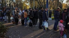 Stanovnici Kijeva čekaju u redu za vodu nakon ruskog raketnog napada