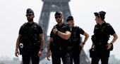 Pariška policija ispred Eiffelovog tornja
