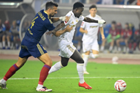 Sanyang Bamba i Stratos Svarnas u borbi za loptu, Foto: Ante Cizmic/Cropix
