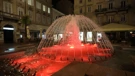 Lučke dizalice i fontana osvjetljenje crvenim svjetlima povodom Svjetskog dana svjesnosti o Duchenne mišićnoj distrofiji 