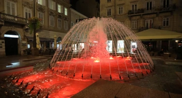 Lučke dizalice i fontana osvjetljenje crvenim svjetlima povodom Svjetskog dana svjesnosti o Duchenne mišićnoj distrofiji 