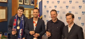 Župan i gradonačelnik s brončanim rukometašima, Foto: Radio Zadar/HRT