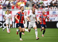 Norvežanin Kristoffer Ajer u duelu s Englezom Harryjem Kaneom , Foto: Dylan Martinez/REUTERS