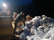 U mjestu Krnica kod Petrinje pripadnici Tigrova podižu zečji nasip , Foto: Zrinka Grancarić/HRT