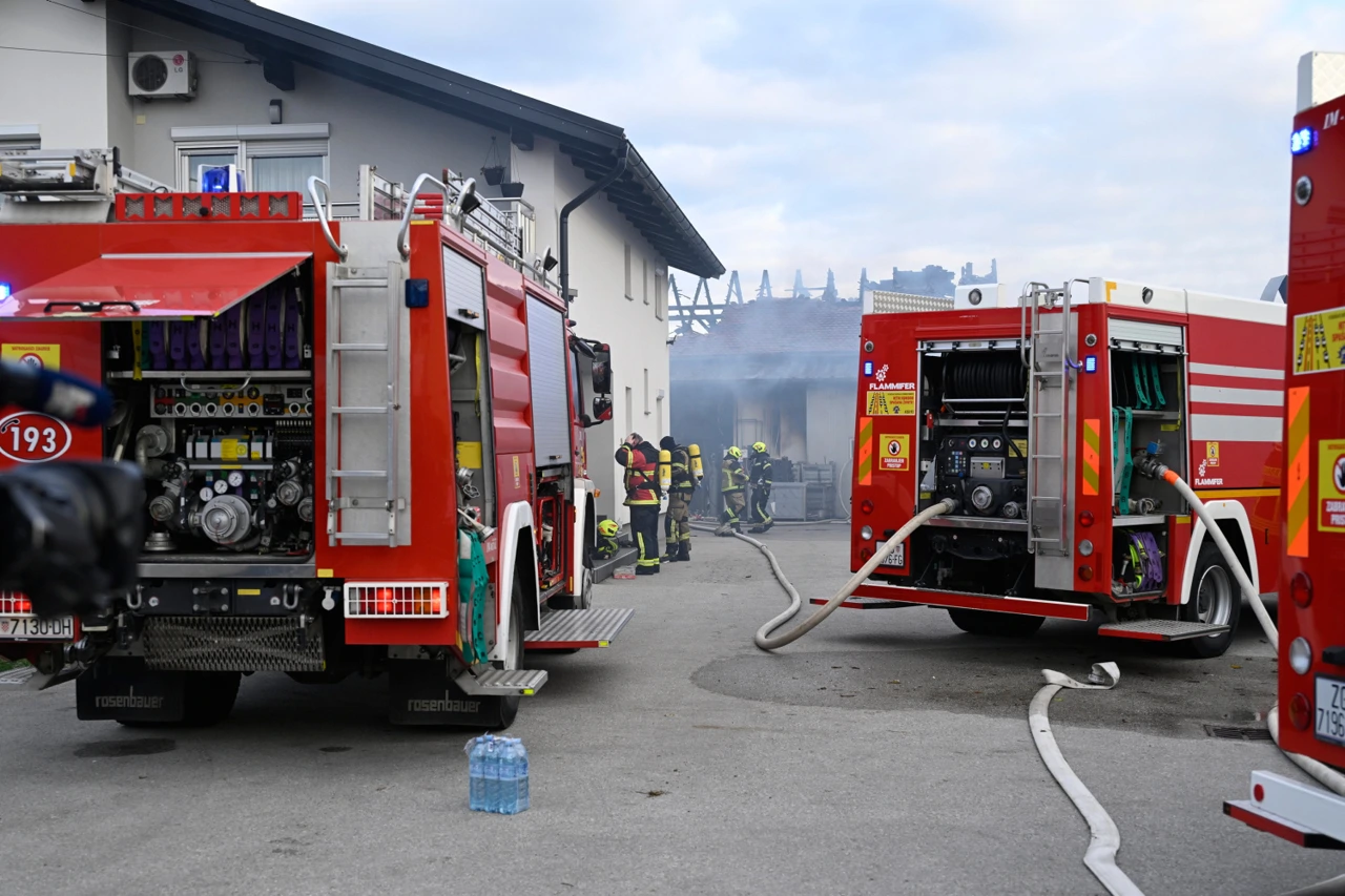 Vatrogasci u akciji, Foto: Goran Mehkek/CROPIX