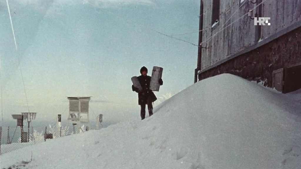 Štefanija Tomaić, r. Vukušić s kišomjerima, Zavižan, zima 1973/74, Foto: HTV/HRT