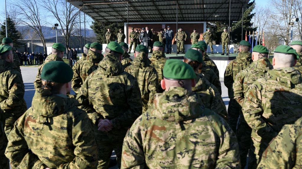 Predsjednik Milanović s pripadnicima OSRH koji idu u Litvu, Foto: Tomislav Bušljeta/Ured predsjednika Republike Hrvatske