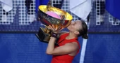 Amanda Anisimova s peharom u Pekingu