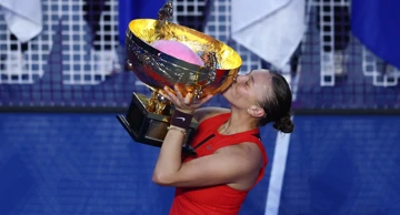 Amanda Anisimova s peharom u Pekingu