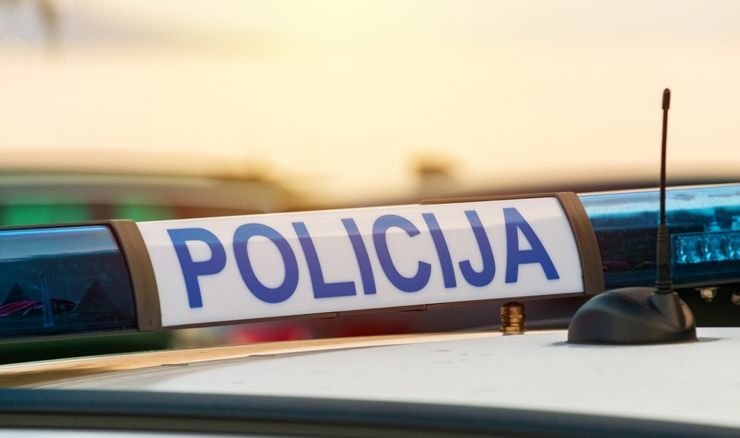Na A4 prevrnula se cisterna, prekinut promet