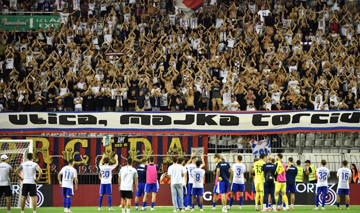 Torcida pozvala igrače Hajduka i zapjevala "Gazi Rakowa!"