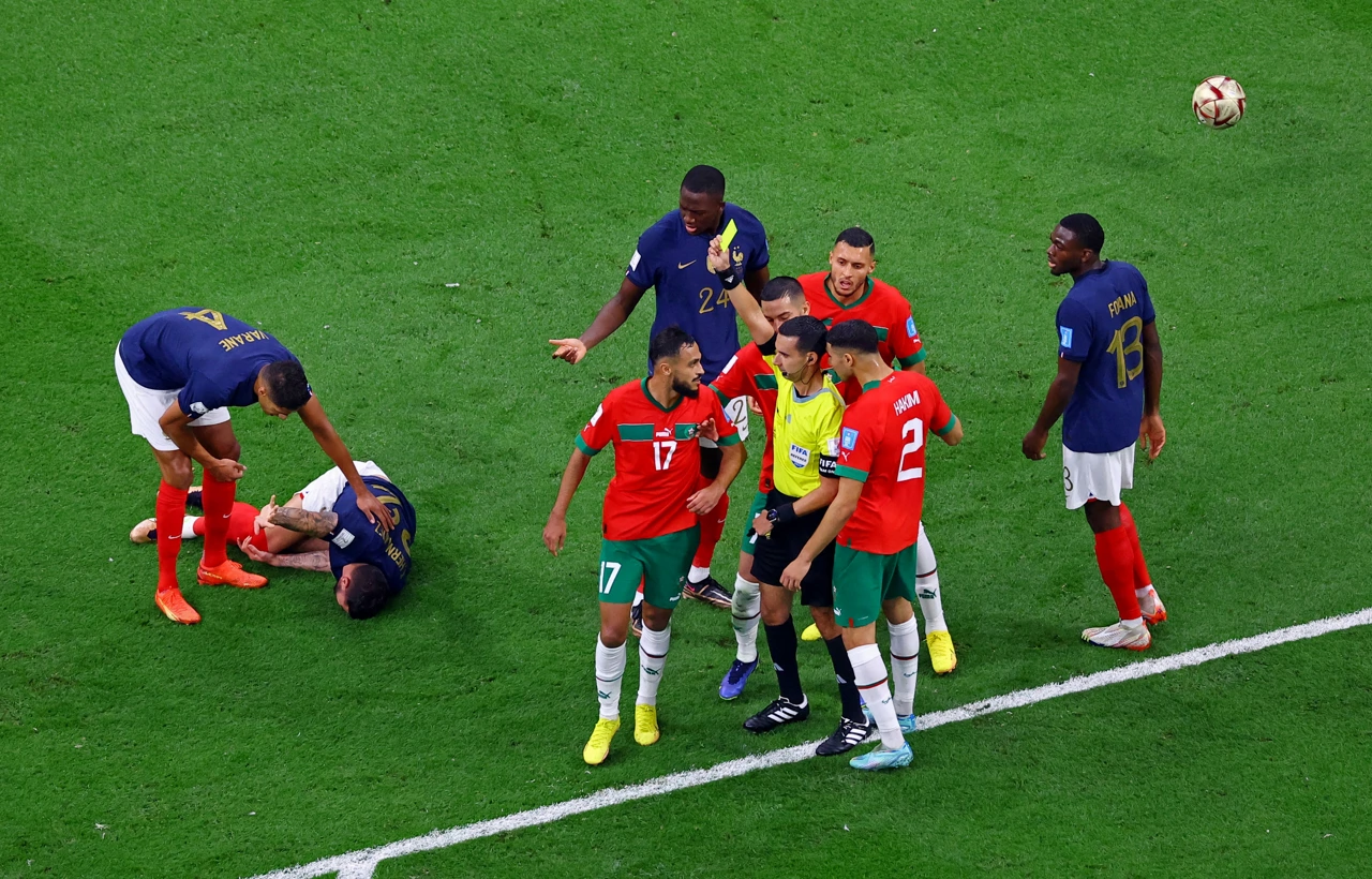 Žuti karton za Boufala, Foto: Fabrizio Bensch/REUTERS