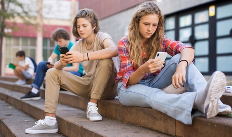 Poljska će zabraniti mobitele u školama i ograničiti pristup pornografiji