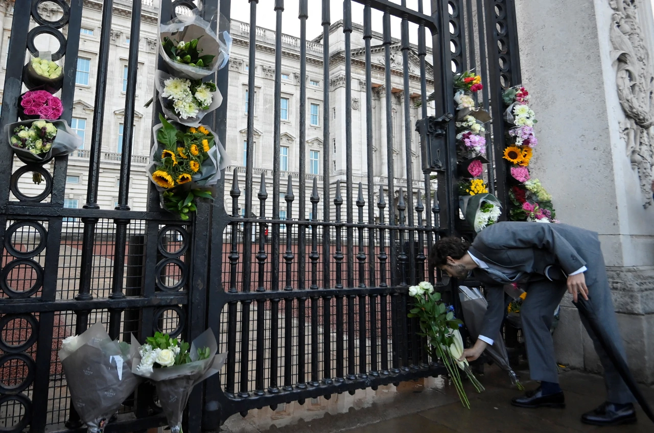 Pred Buckinghamskom palačom suze i tišina, Foto: Toby Melville/Reuters