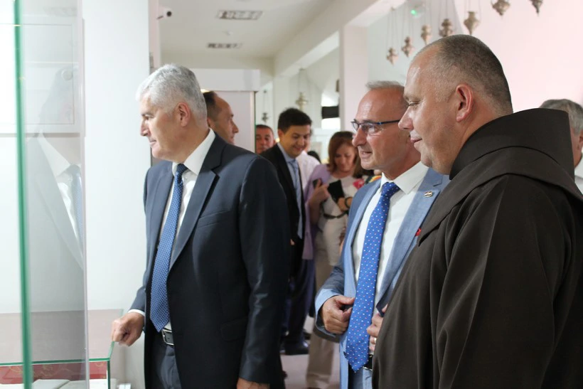 Čović i Grlić Radman razgledaju samostan 