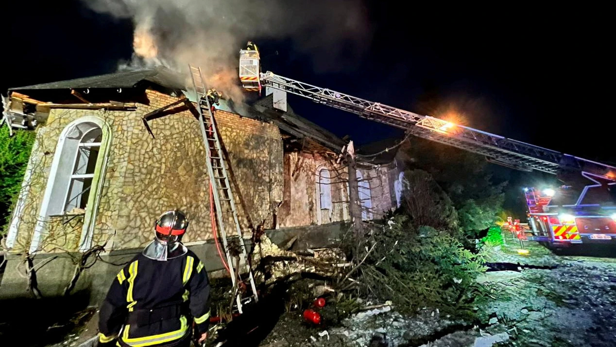Spasioci rade na zgradi oštećenoj u noćim napadima ruskih dronova u Kijevskoj regiji